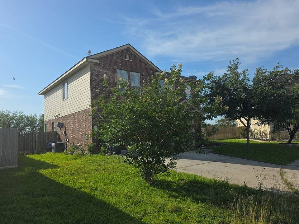 2nd image of 203 Boulder Ridge Dr