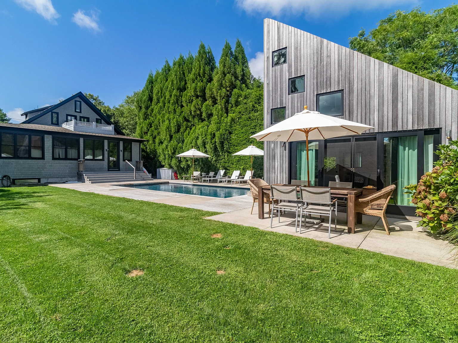 Bridgehampton gem, seconds to village — Photo 1