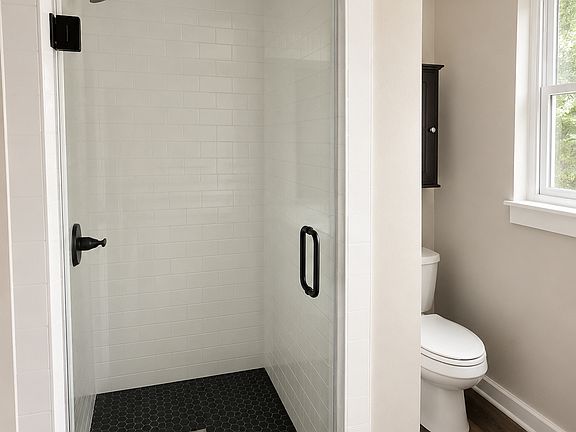 5th image of 306 Ashland St