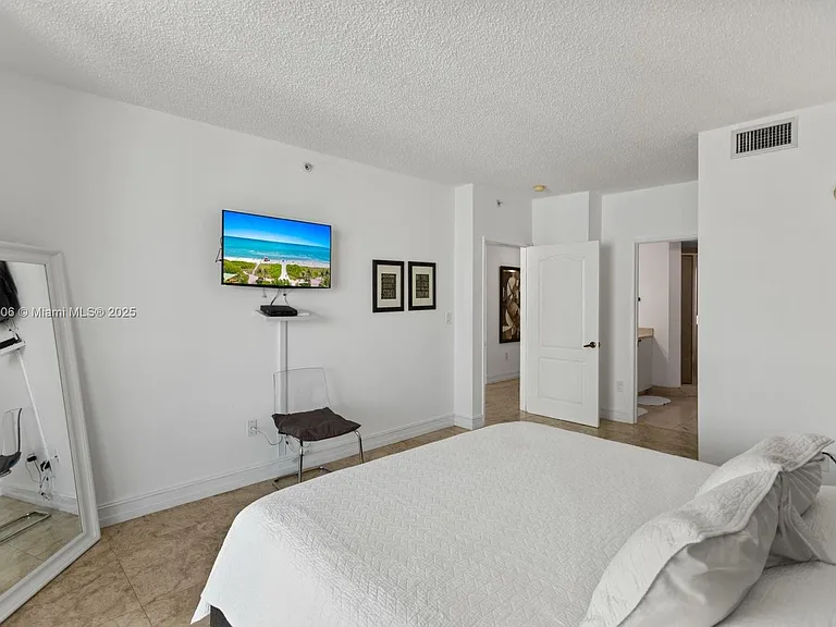 17555 Atlantic Blvd #Penthouse 7 — Photo 9
