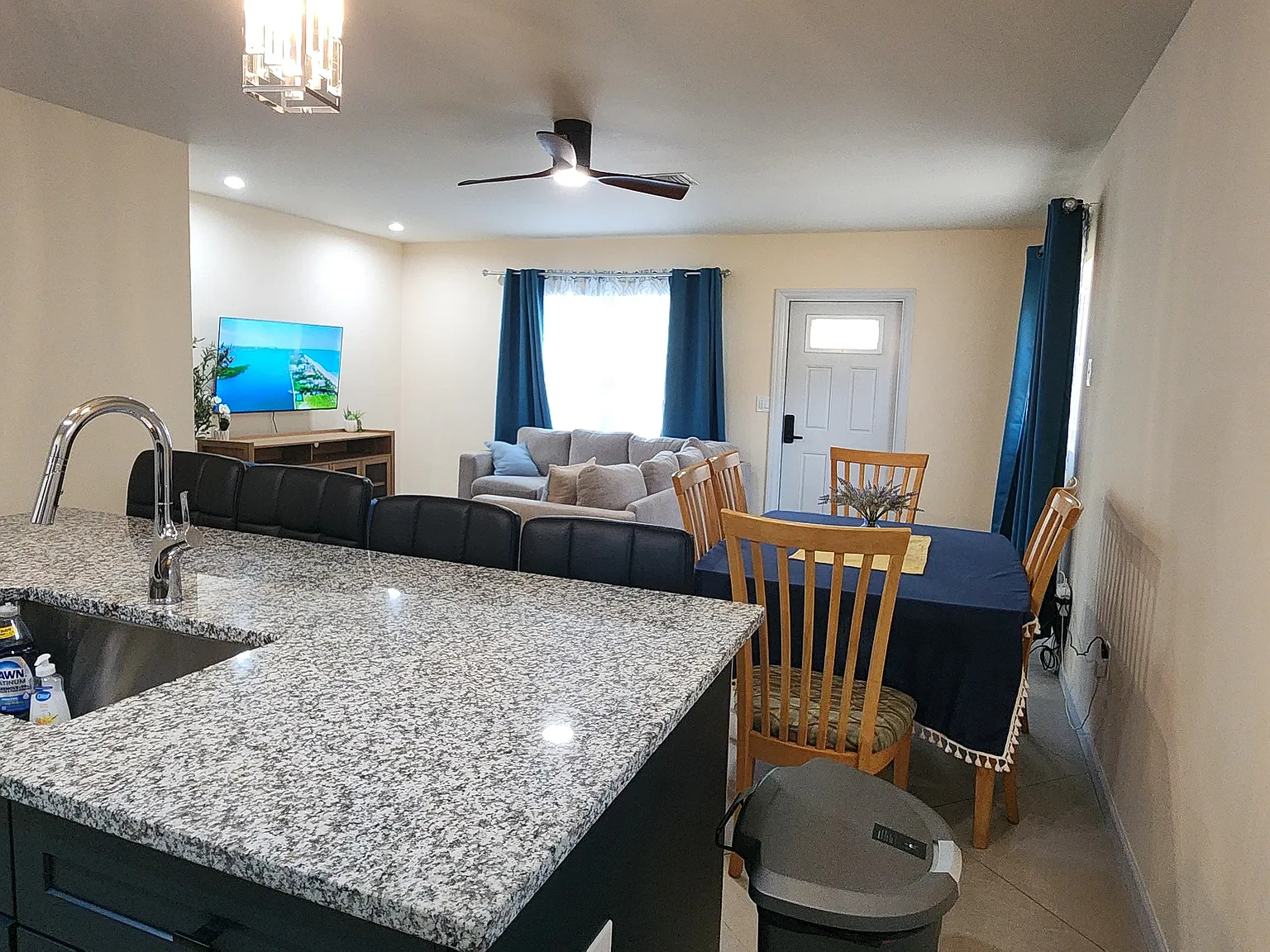 3 bed, 1200 sqft, $2,500 — Photo 2