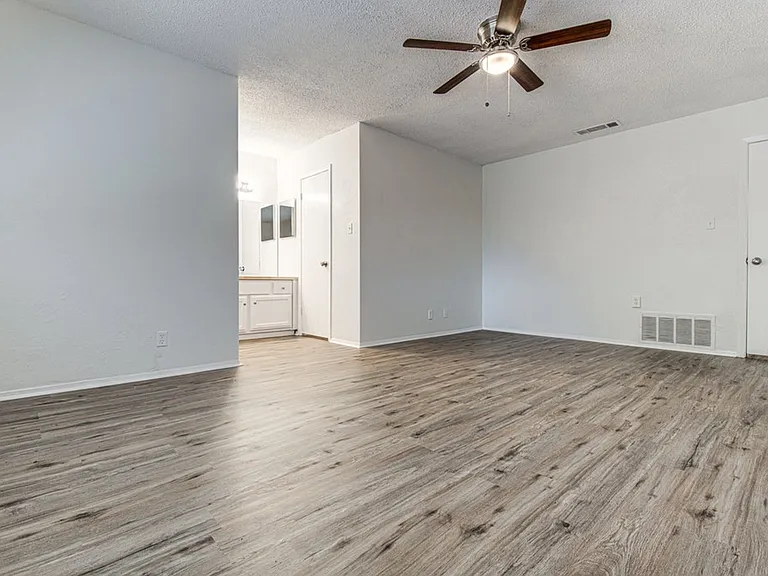 10105 Woodland Village Dr — Photo 13