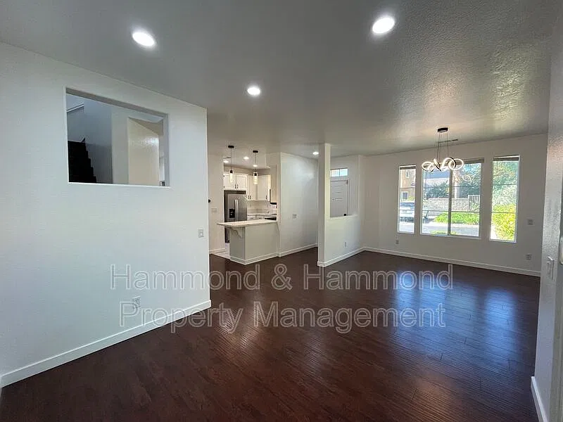 3 bed, 2.5 bath, 1558 sqft, $3,995 — Photo 3