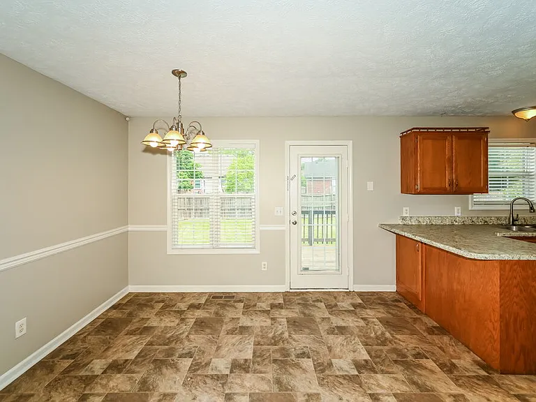 1422 Huddersfield Dr — Photo 7
