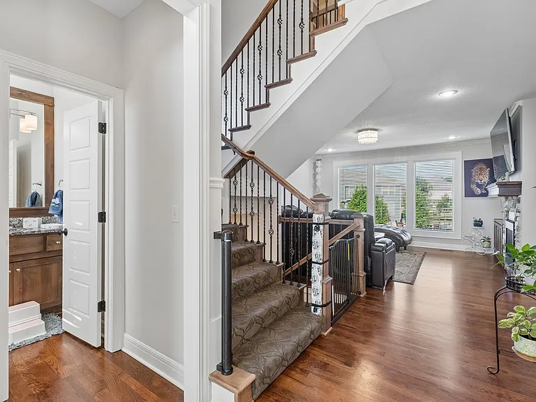 16324 Farley St — Photo 3