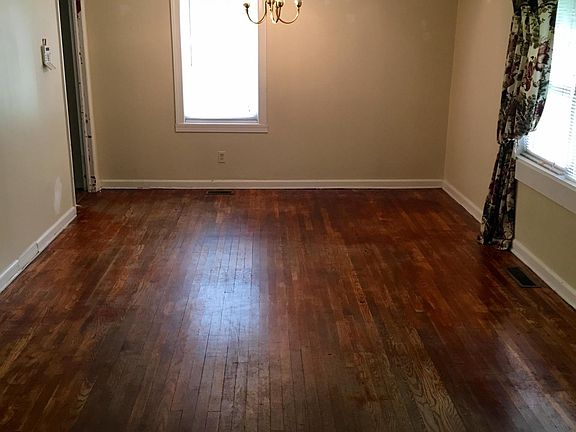 Large Living Room w/ Hardwood Floors