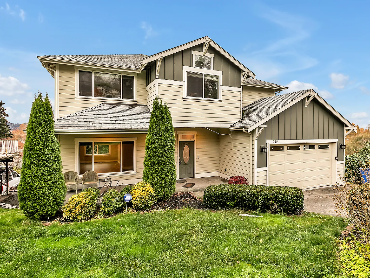 5 bed, 3.5 bath, 3209 sqft, $4,350 — Photo 1