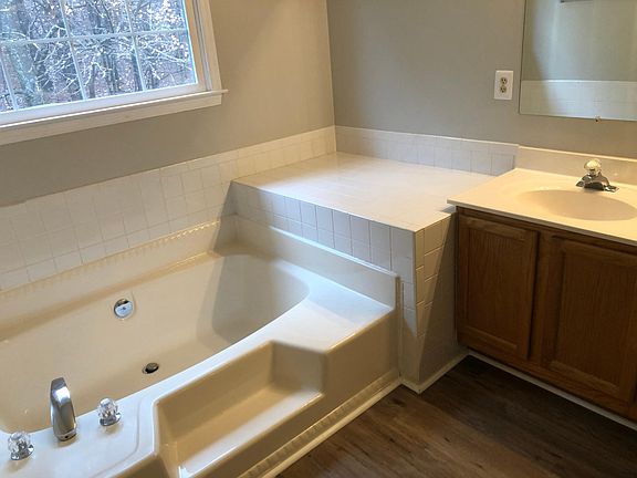 4th image of 305 Sunny Hill Ct
