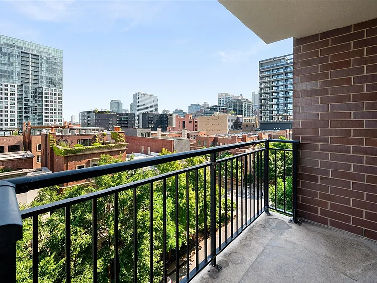 451 W Huron St #703 — Photo 7