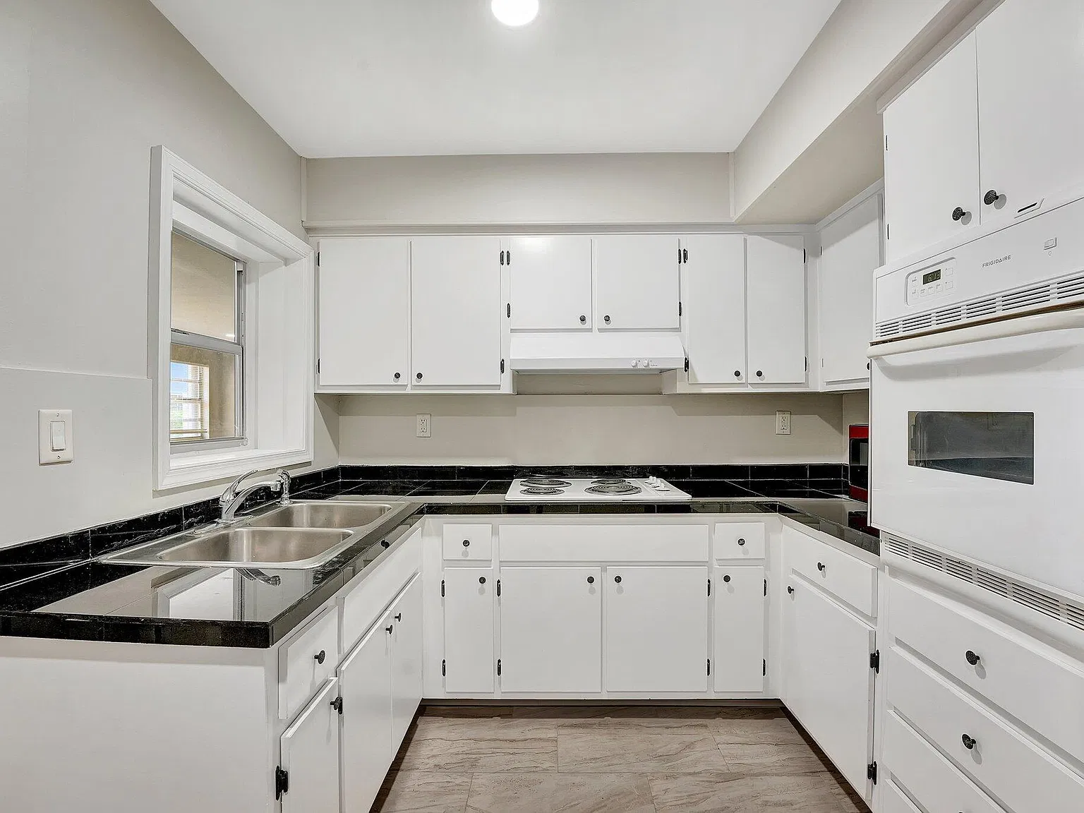 3 bed, 2.0 bath, 1400 sqft, $2,350 — Photo 4