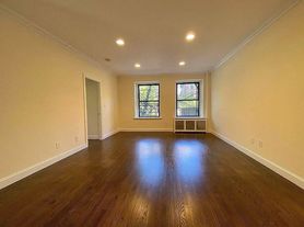 22 W 77th St