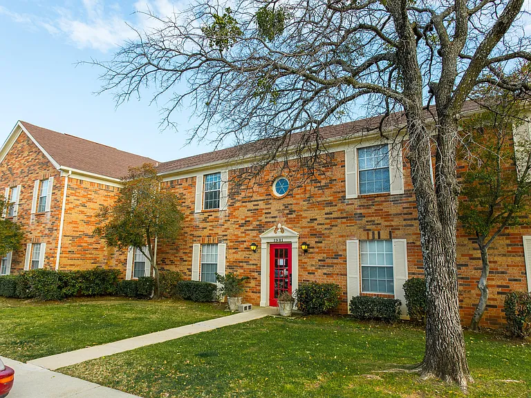 WatersEdge Denton Apartments — Photo 37