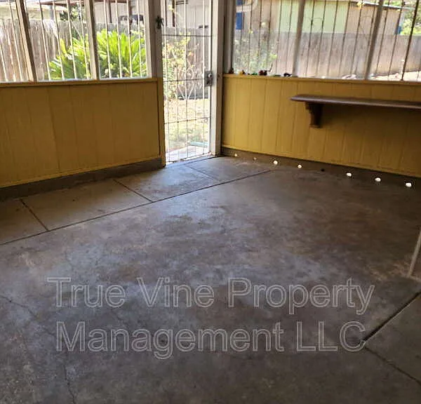 1202 Division Ave — Photo 2