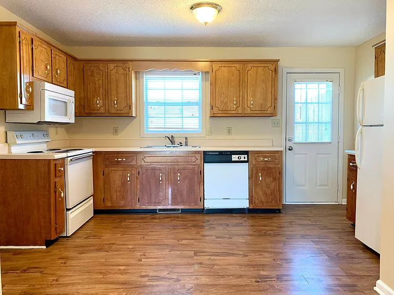 811 Flyer Ct — Photo 5