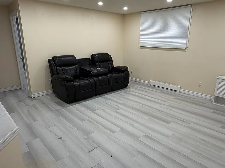565 Greenfield Ave #902 — Photo 8
