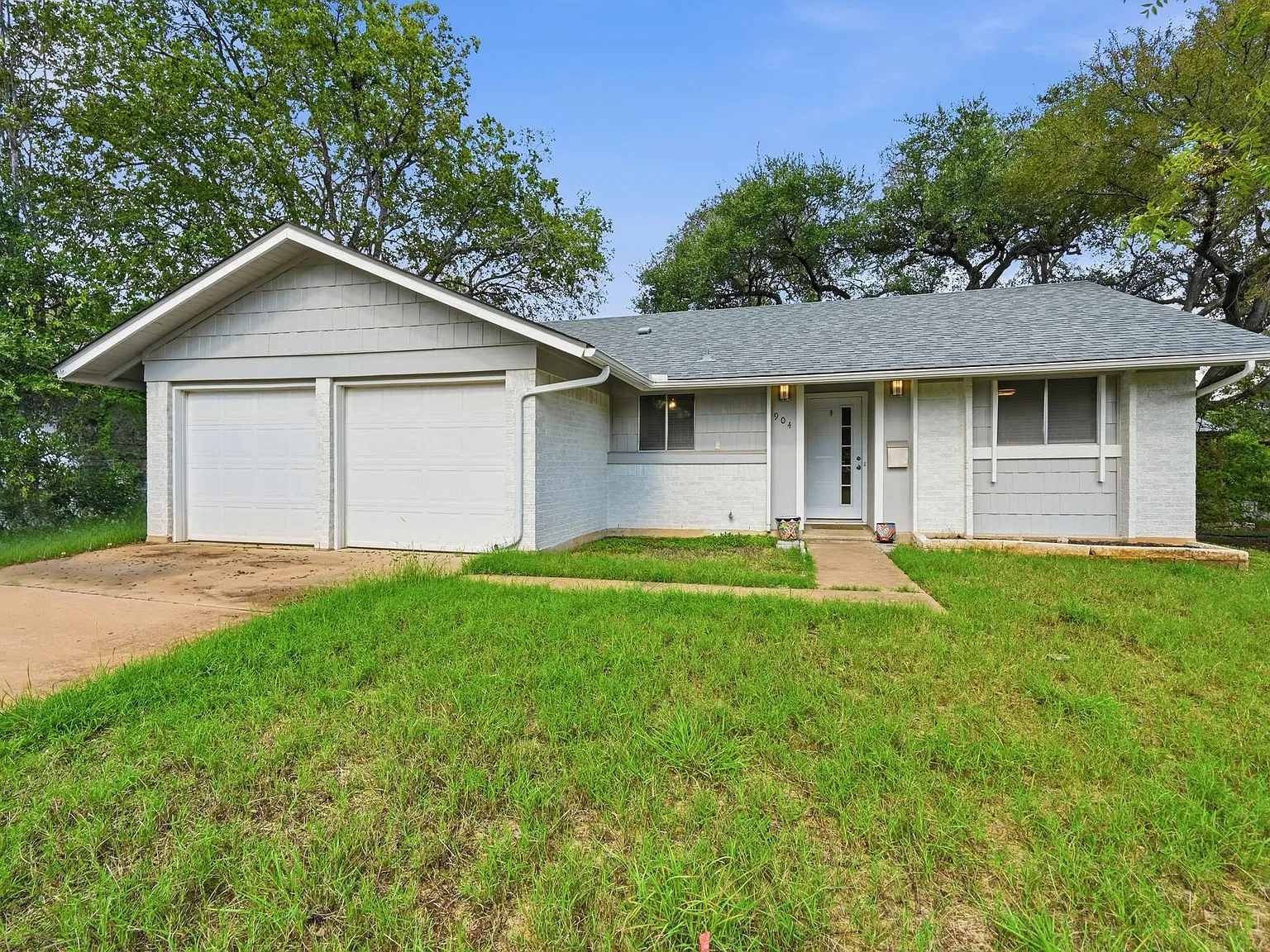 3 bed, 2.0 bath, 1062 sqft, $2,400 — Photo 1