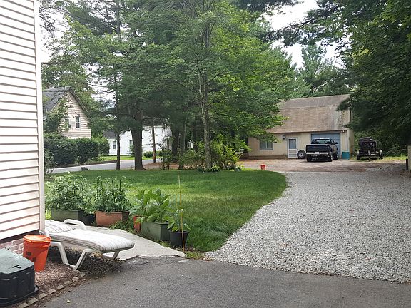 Back Yard. Owners Garage in back-