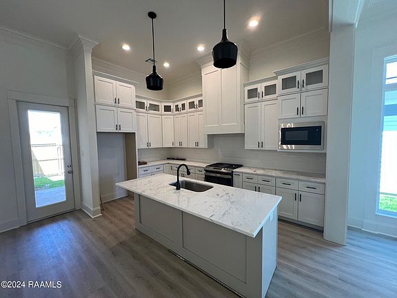 3rd image of 203 Oak Village Dr