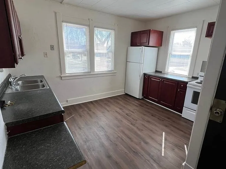 702 N Washington St — Photo 1