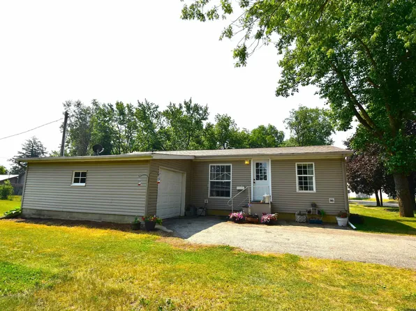 1004 N Market St, Winamac, IN 46996