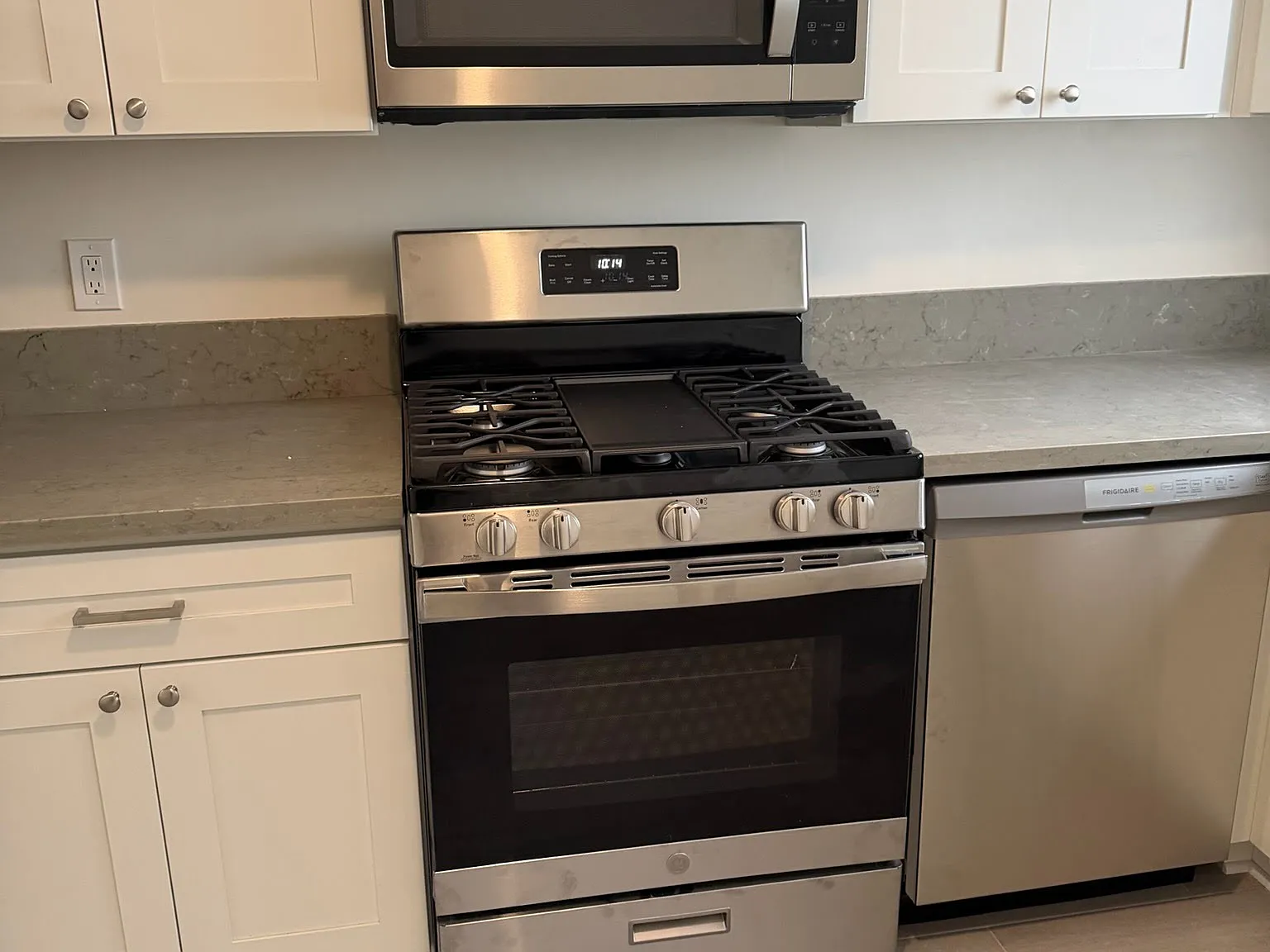 2 bed, 1.5 bath, 950 sqft, $3,099 — Photo 2