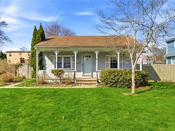 19 Opechee Dr, Bristol, RI 02809