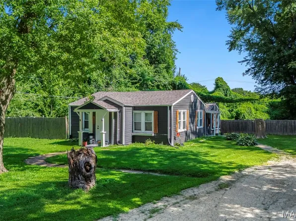 1043 Farmview Dr, Saint Louis, MO 63138