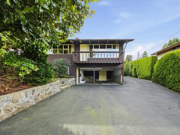 809 Roslyn Blvd, North Vancouver, BC V7G 1P4