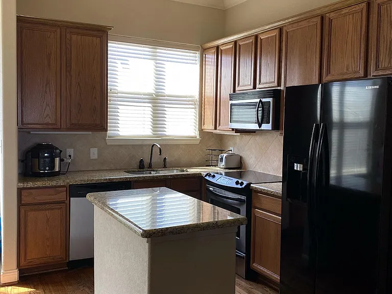 701 Trinity St — Photo 4