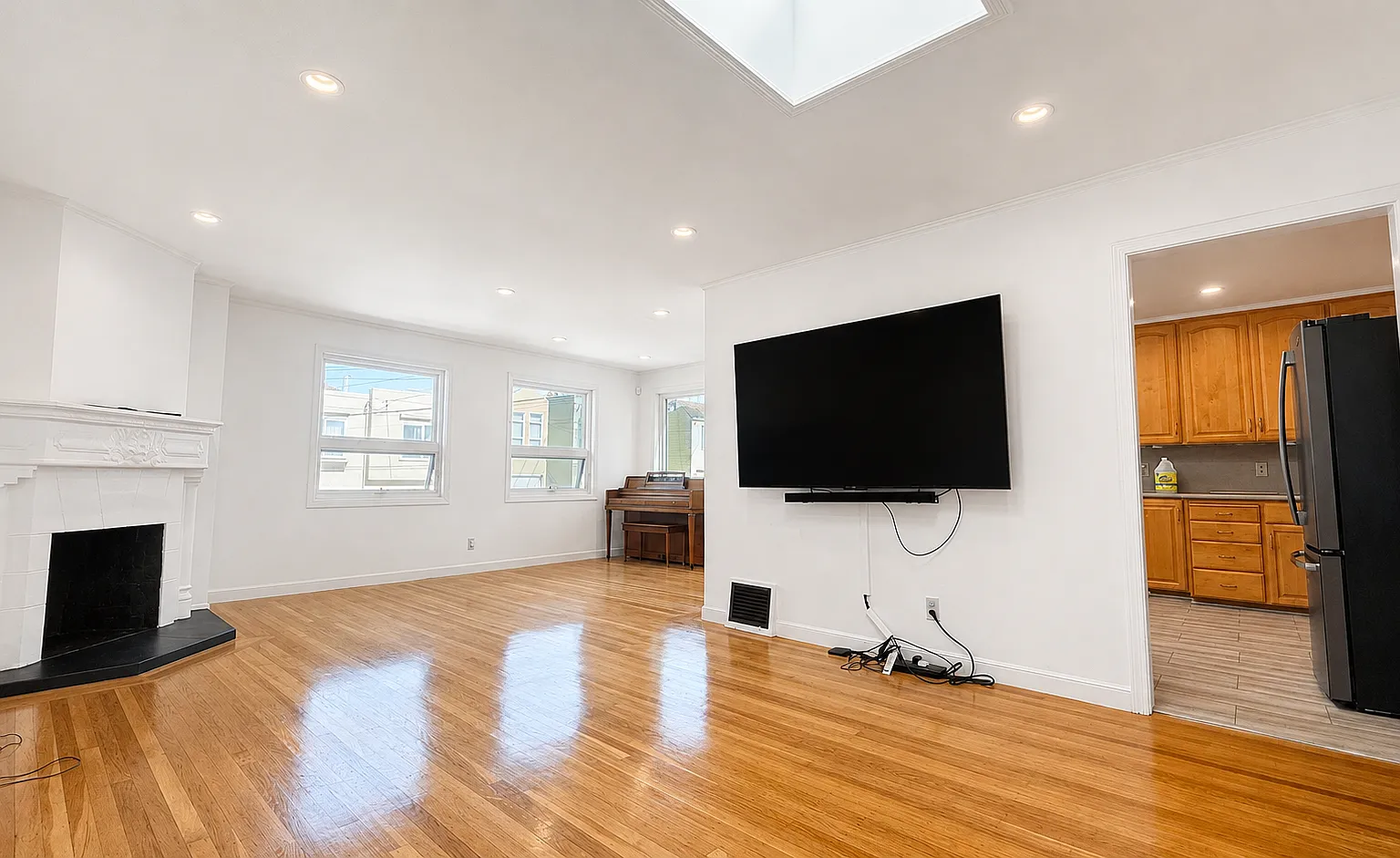 3 bed, 1050 sqft, $5,800 — Photo 3
