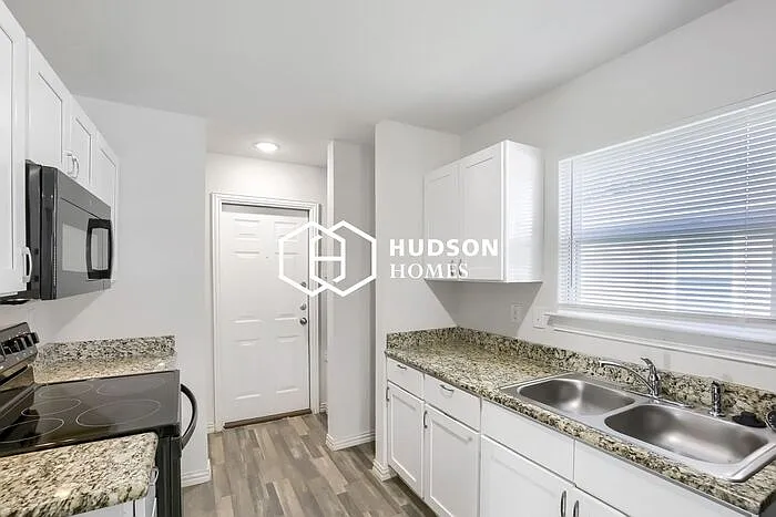 621 W Sabine St — Photo 6