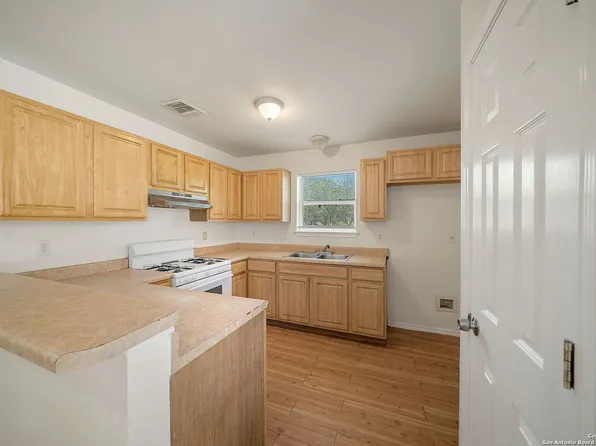 11219 HIGHCREST DR, San Antonio, TX 78224