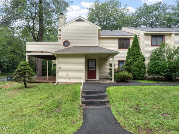 212 Yorktown Drive, Halfmoon, NY 12065