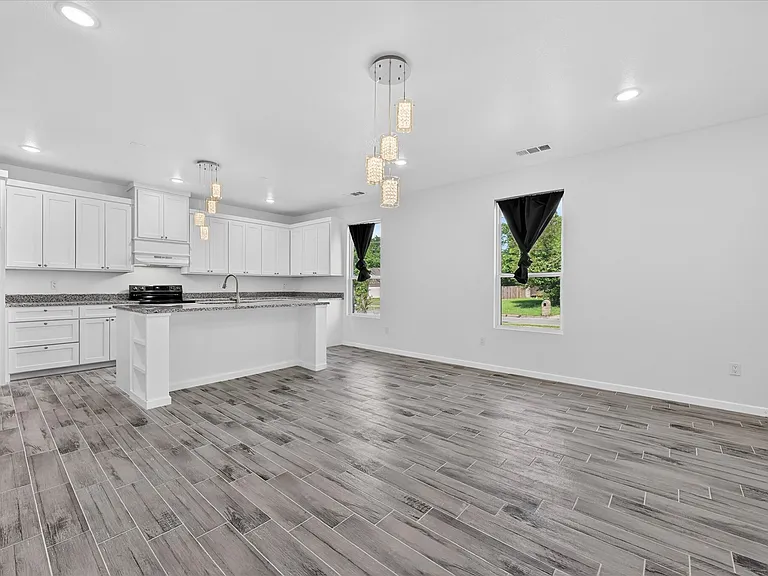 2902 Walnut St — Photo 4