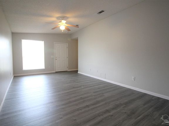 2nd image of 405 Oak Knoll Ln
