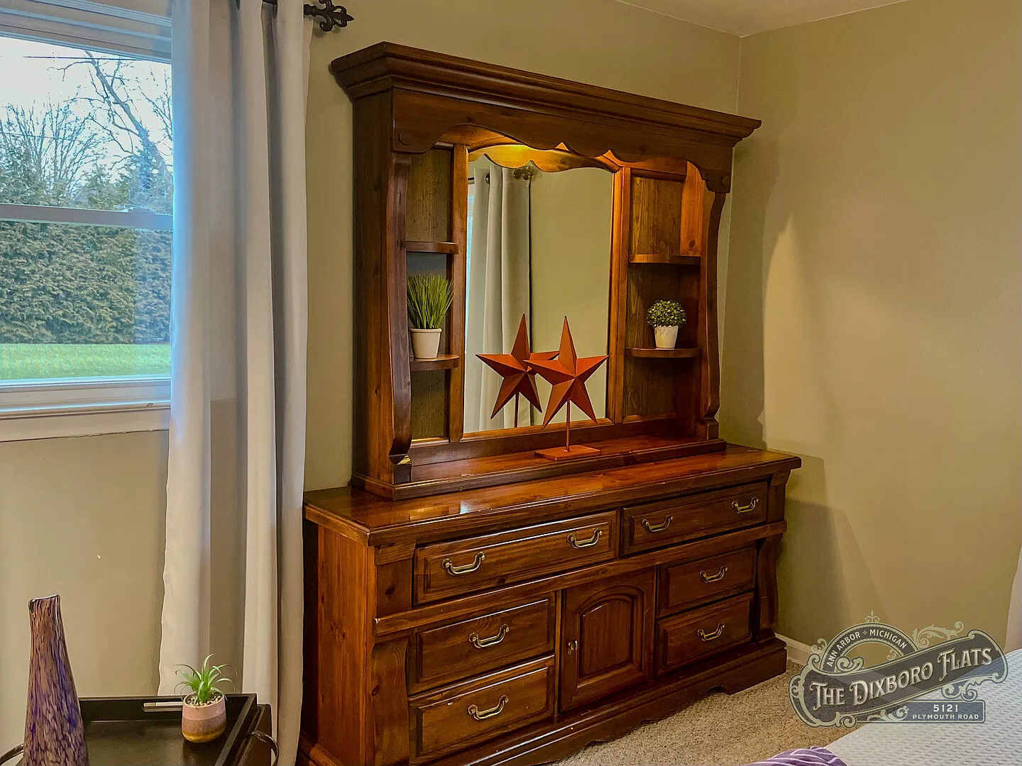 Charming Two Bedroom Flat Minutes away from Downtown Ann Arbor — Photo 3