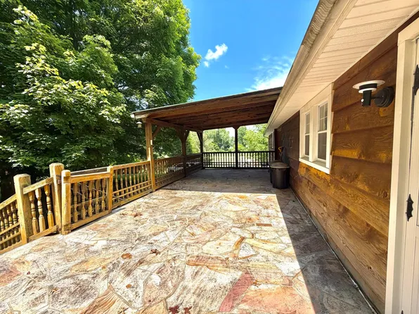 1692 Maple Ave, Fayetteville, WV 25840