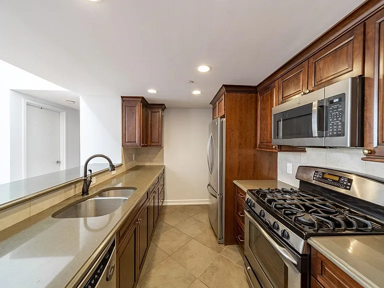 149 Essex St #6L — Photo 4