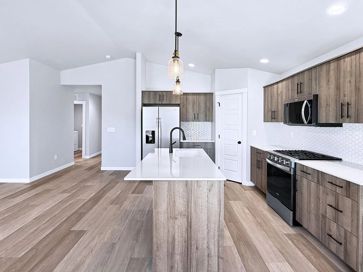 3 bed, 1694 sqft, $2,500 — Photo 4