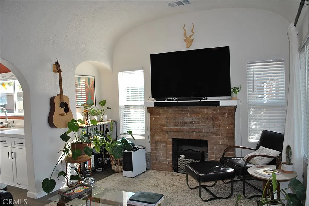 2 bed, 984 sqft, $4,100 — Photo 3