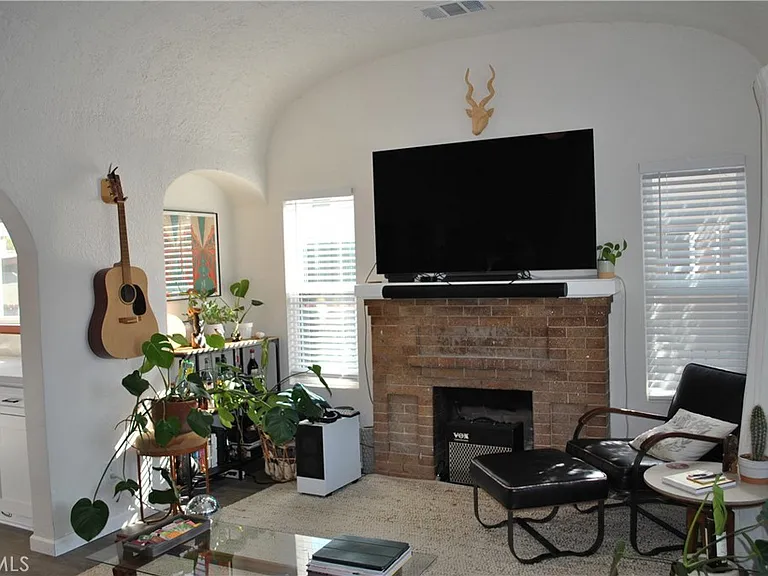 3200 Dorchester Ave — Photo 3