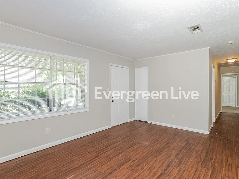 1975 Chestnut Log Dr — Photo 3