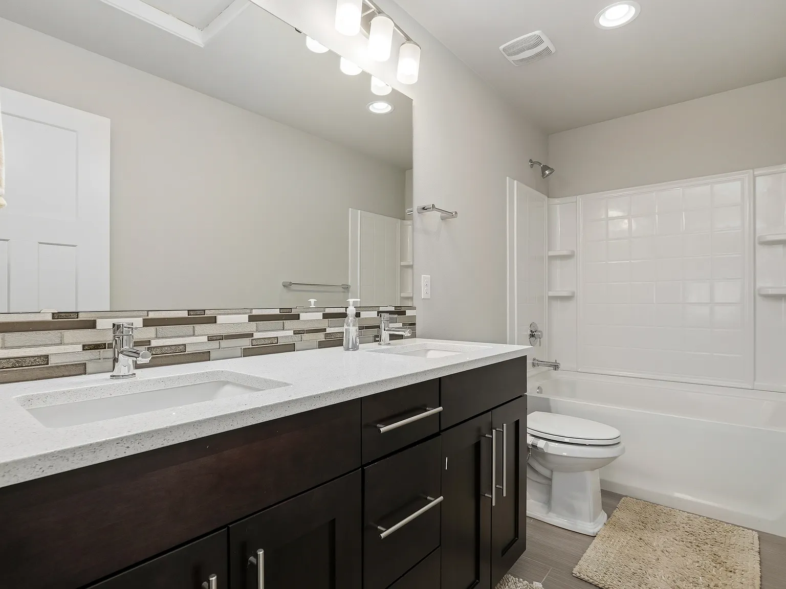3 bed, 2.5 bath, 2084 sqft, $3,749 — Photo 4