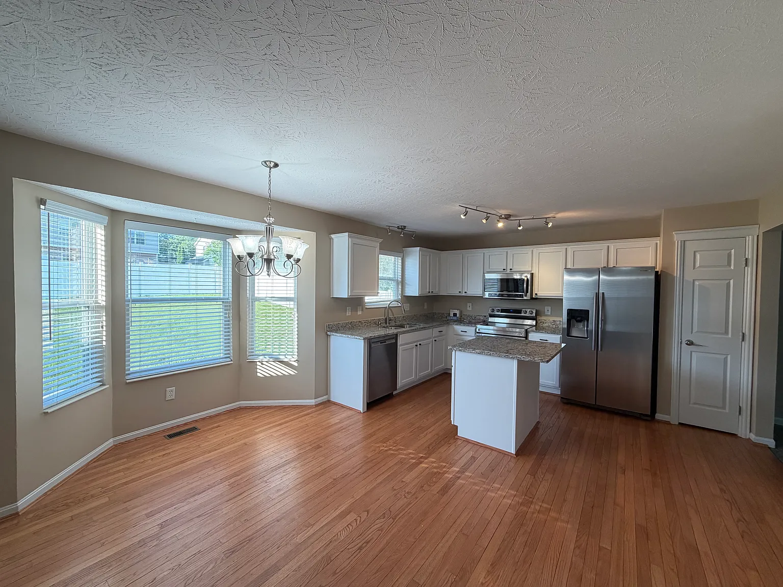 4 bed, 2399 sqft, $3,200 — Photo 3
