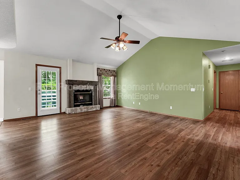 1111 W Poplar — Photo 7