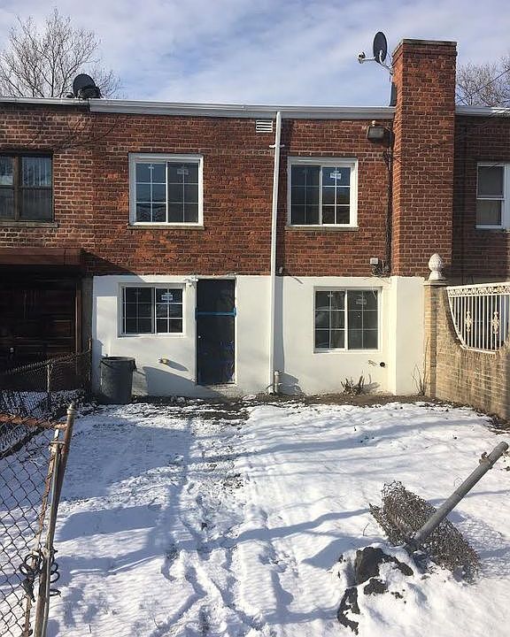 2nd image of 158 E 46th St