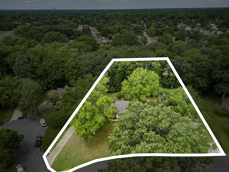 1044 Commodore Dr — Photo 45