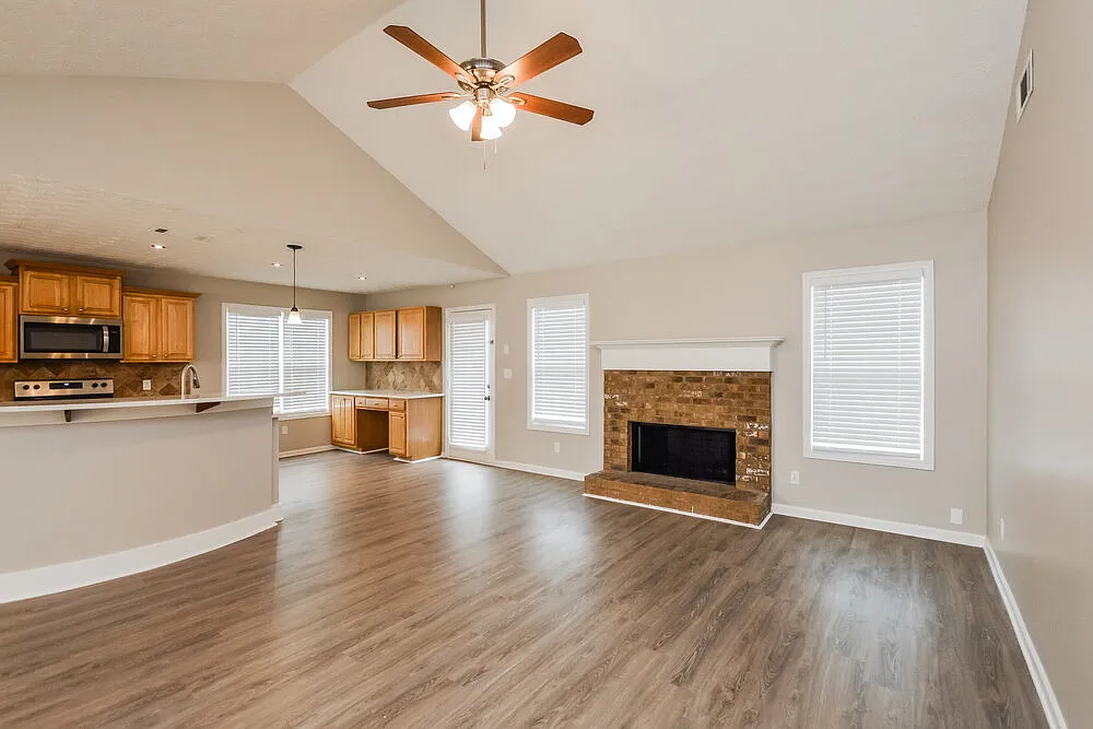 6 bed, 3.0 bath, 1715 sqft, $2,360 — Photo 4