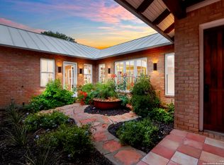 352 Ridge Crest Dr, Seguin, TX 78155