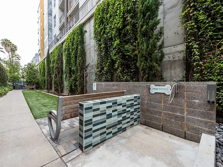 Desmond at Wilshire — Photo 25